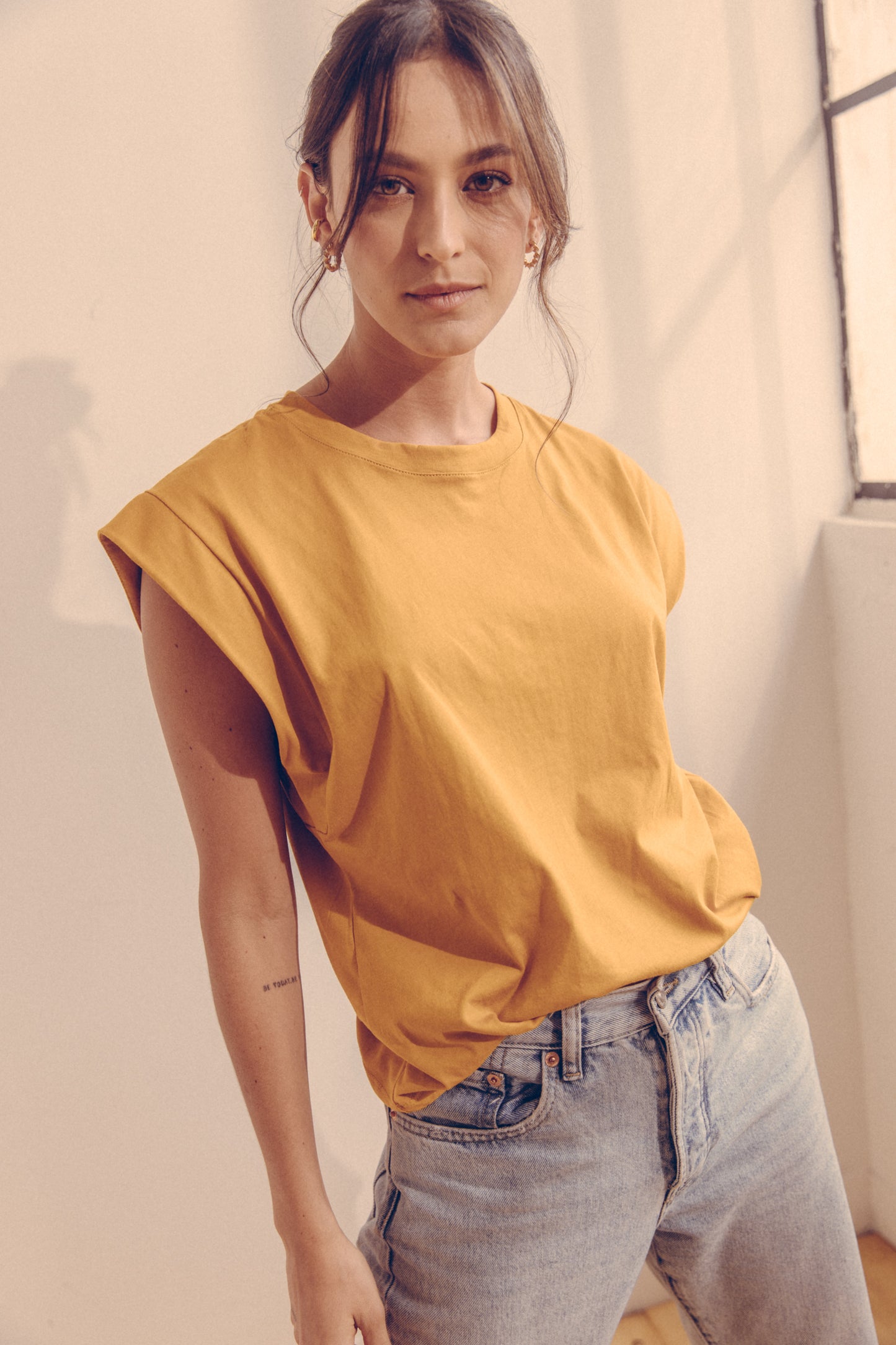 Camiseta Frida Mostaza