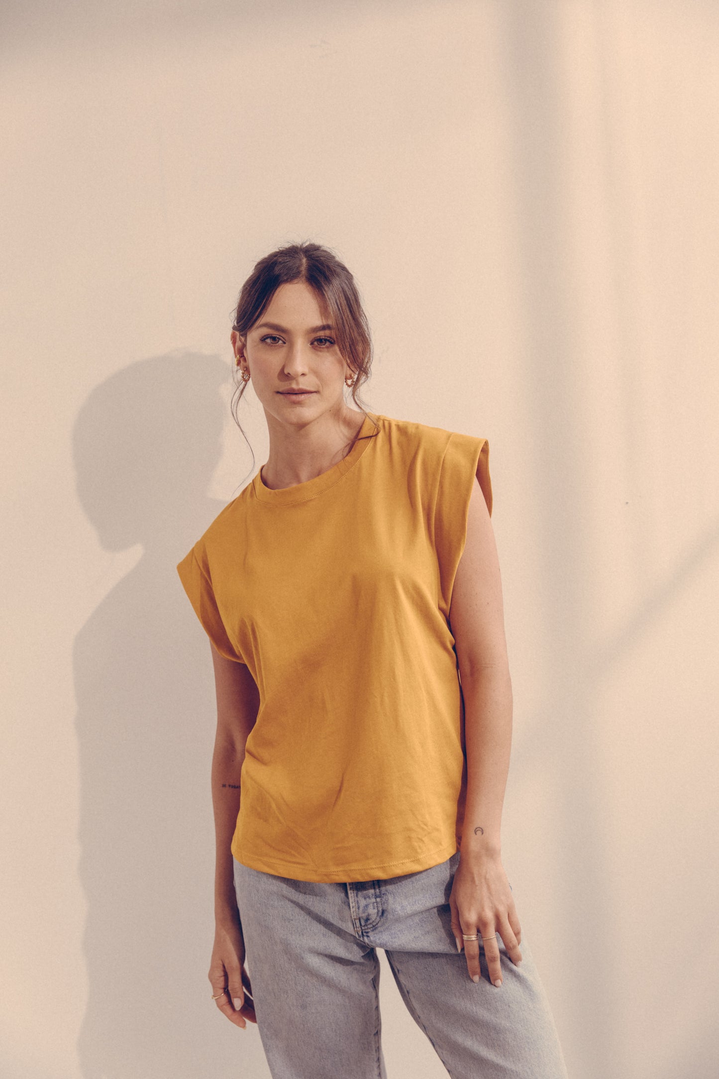 Camiseta Frida Mostaza
